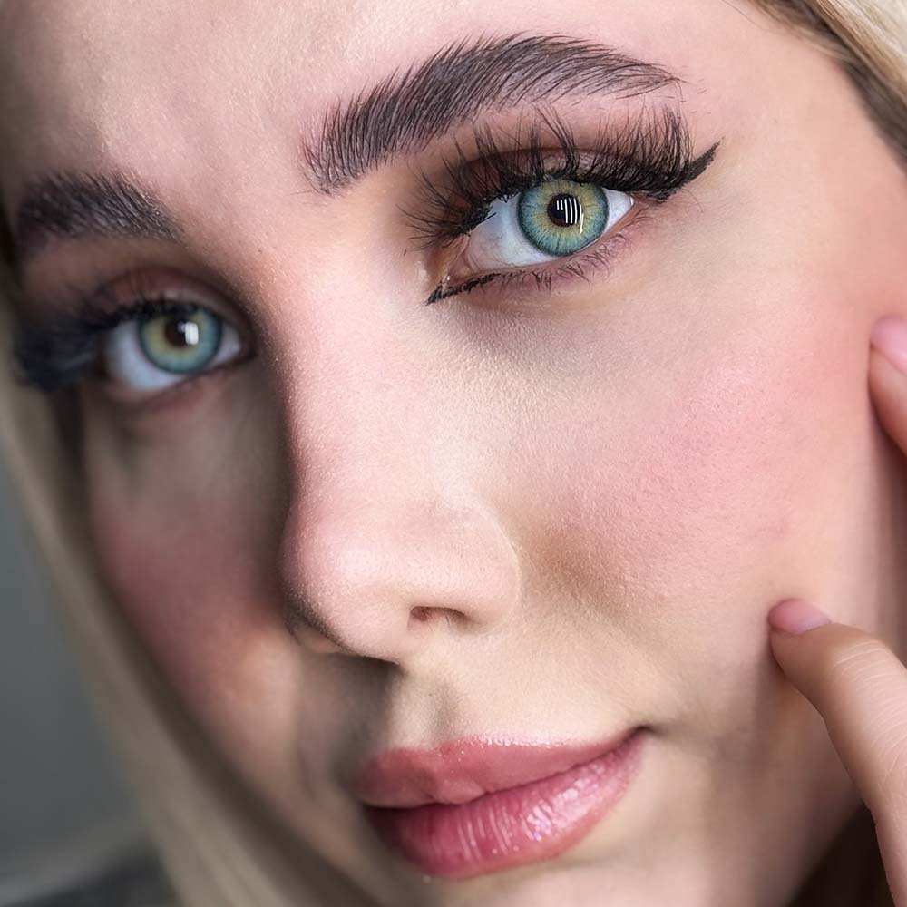 لنز چشم رنگی سبز مرکز عسلی کد 1119 روی چشم قهوه ای