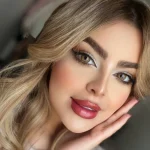 لنز چشم لایت کافی سلنا روی چشم تیره لنز چشم لایت کافی سلنا روی چشم تیره