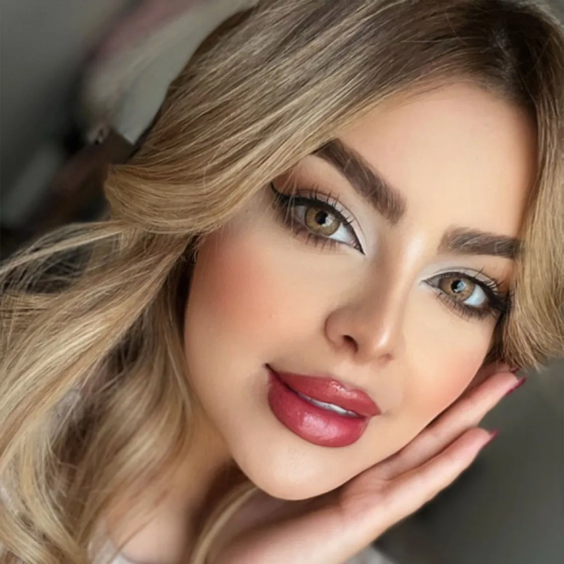 لنز چشم لایت کافی سلنا روی چشم تیره لنز چشم لایت کافی سلنا روی چشم تیره