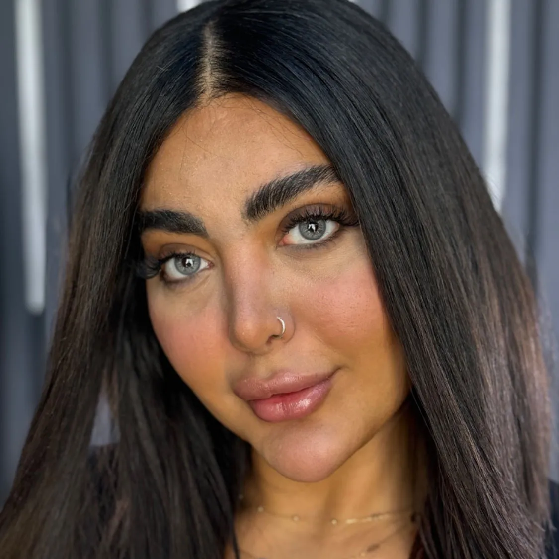 لنز چشم آلموند گری آماندا روی چشم قهوه ای لنز چشم آلموند گری آماندا روی چشم قهوه ای