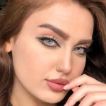 لنز پاستل گری اماندا روی چشم تیره لنز پاستل گری اماندا روی چشم تیره