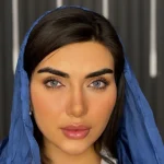 لنز هاوایی بلو اماندا روی چشم مشکی لنز هاوایی بلو اماندا روی چشم مشکی
