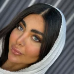 لنز هاوایی بلو اماندا روی چشم لنز هاوایی بلو اماندا روی چشم