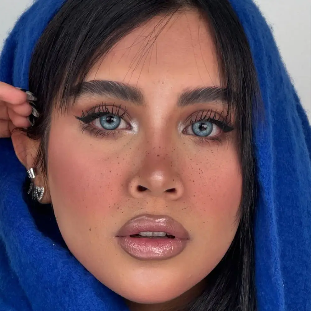 لنز رنگی چشم آئورا بلو اماندا