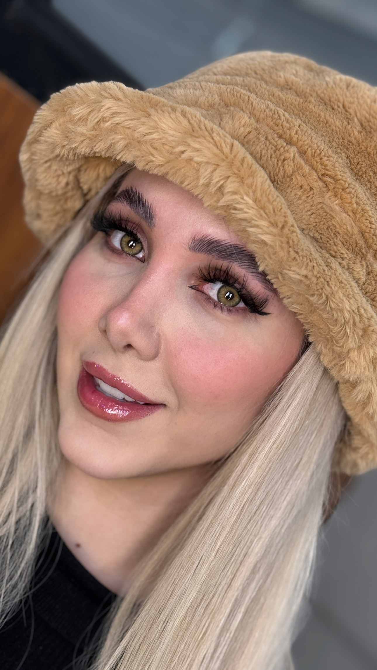 لنز عسلی سبز دور مشکی 