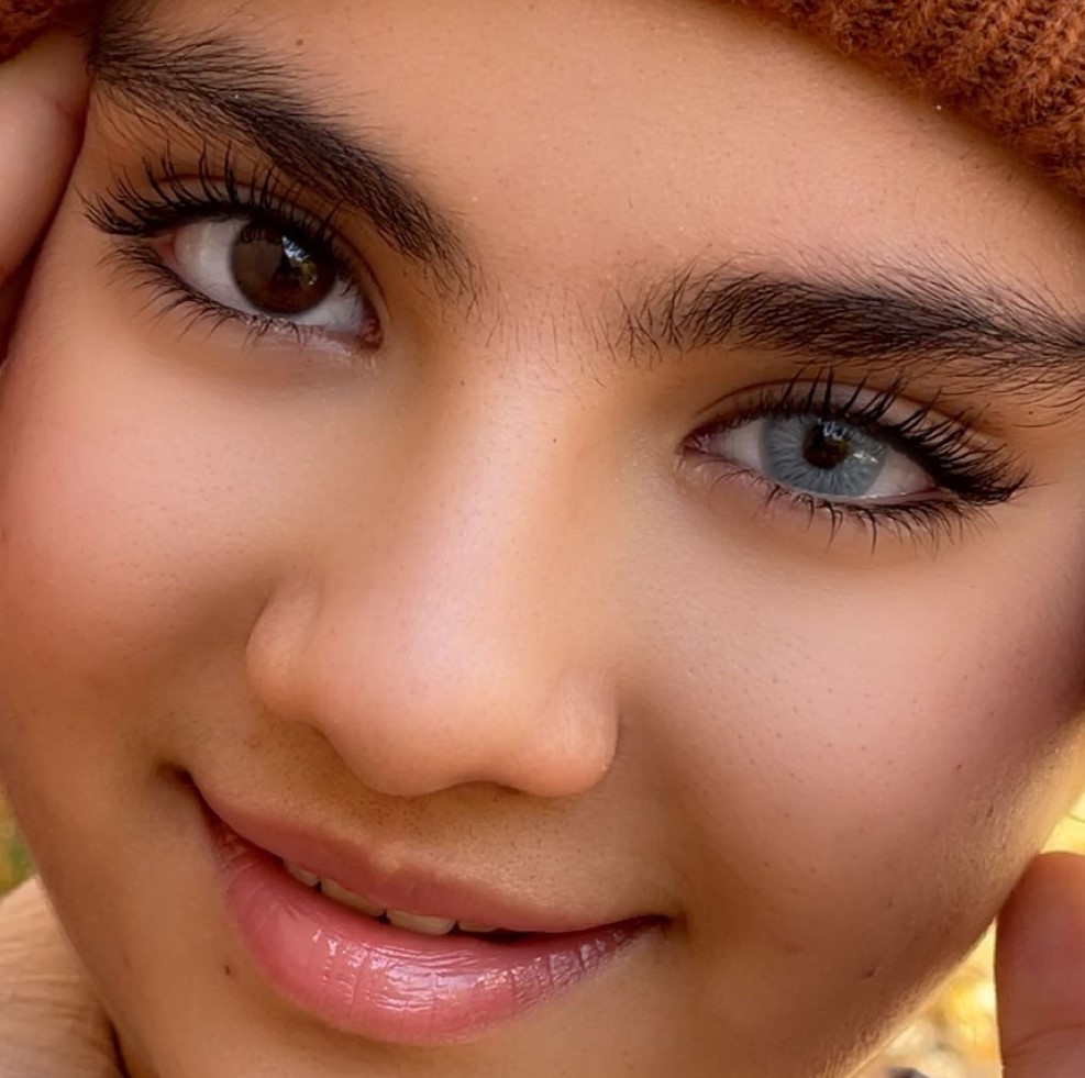 لنز آبی طوسی روشن پنج بعدی سیلور بلو امانداکد 572