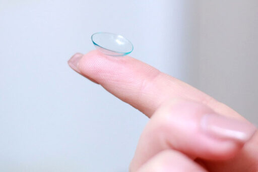 لنز را روی انگشت قرار دهید 