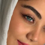 لنز آرکتیک بلو اماندا روی چشم تیره لنز آرکتیک بلو اماندا روی چشم تیره
