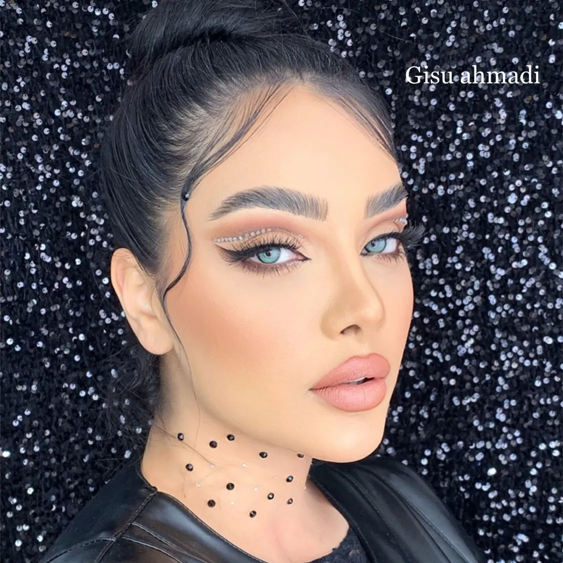 لنز چشم ورسا سلنا روی چشم مشکی