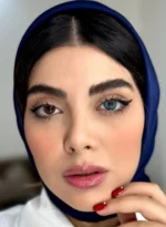 unique-sky-fall-lens-detail نمای نزدیک لنز رنگی یونیک اسکای فال با مرکز روشن و حاشیه آبی خاکستری تیره