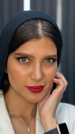 لنز سبز عسلی روی پوست سبزه