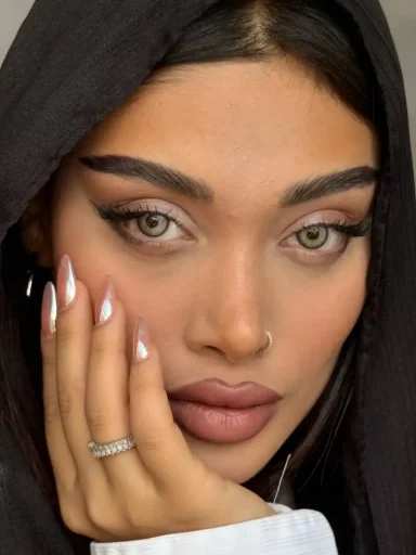 لنز طوسی سبز روی پوست سبزه